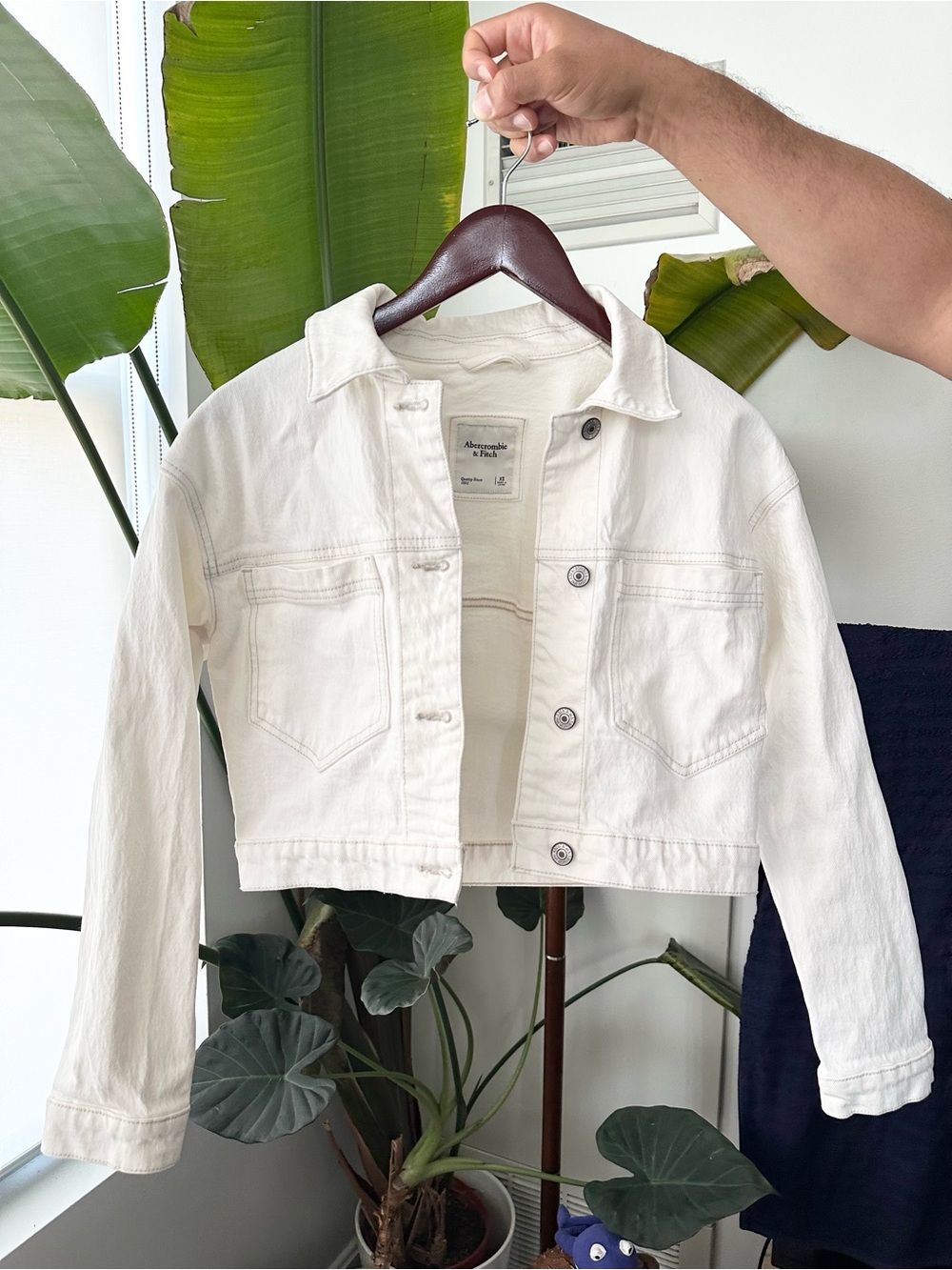 Abercrombie & Fitch Women's Cream Cropped Denim Jacket - Picture 2 of 4